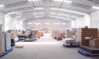 欣晴办公家具打包发货区 工厂基地箱包作业高效运转